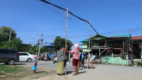 ชาวบ้านร้องสายสื่อสารสารพัดค่าย หนักจนตกท้องช้าง กลัวจะเกี่ยวคอ
