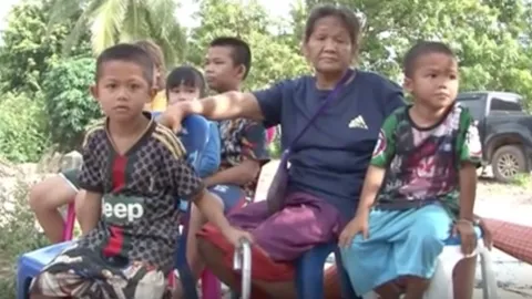 สุดเวทนา 9 ชีวิตไร้ที่อยู่ ไฟไหม้บ้านวอด คาดช็อตตรงปลั๊กตู้เย็น (คลิป)