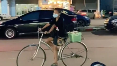 ไม่ซื้อไหวหรอ เด็ก 12 ปั่นจักรยานขายกับข้าว ส่งเสียงเรียกลูกค้าเป็นเอกลักษณ์