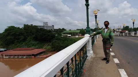 ชื่นชมหนุ่มไรเดอร์กับเพื่อน ไปส่งอาหาร เจอคนปีนสะพาน รีบจอดรถช่วยจนรอด