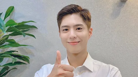 พัคโบกอม เดินทางถึงไทยแล้ว แฟนๆ ต้อนรับเต็มสนามบิน (คลิป)