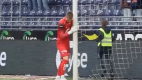 นายทวารทีมดังลีกนอร์เวย์ สุดหัวหมอ ใช้เคล็ดลับทำให้ประตูแคบลงระหว่างแข่ง (คลิป)