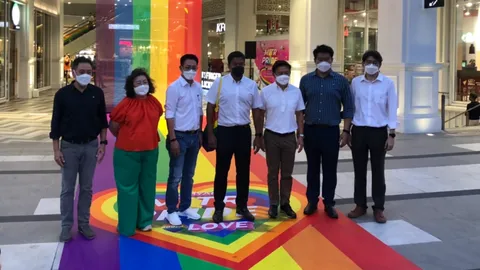"ชัชชาติ"สะพายเป้สีรุ้ง นั่ง MRT ร่วมงาน Pride Month หนุนขรก.กทม.แต่งกายตามเพศวิถี