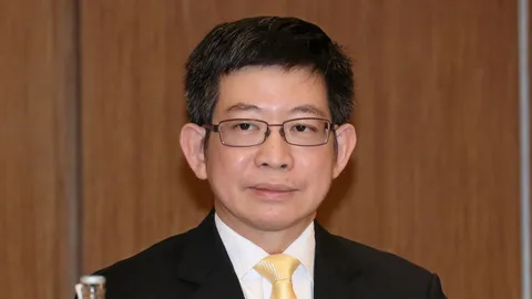 “กอบศักดิ์ ภูตระกูล” ชี้ทางรอดพายุเศรษฐกิจโลก