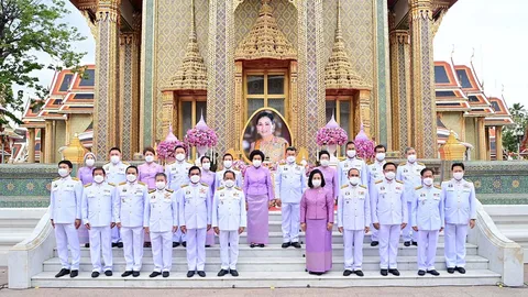 มท.ทำบุญตักบาตรถวายพระราชกุศลและถวายพระพรสมเด็จพระราชินี