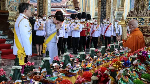 ในหลวง-ราชินี เสด็จฯ วัดพระศรีรัตนศาสดาราม ในการพระราชพิธีเฉลิมพระชนมพรรษา