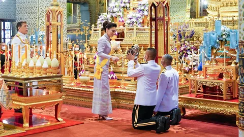 ในหลวง โปรดเกล้าฯ พระราชินี ทรงจุดเทียนพระมหามงคล