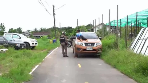 ระทึก ผัวน้อยใจขับรถหนีกลับบ้าน เมียกระโดดเกาะฝากระโปรงไปด้วย (คลิป)