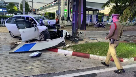 เก๋งเสียหลักพุ่งชนเสาเหล็กป้ายโฆษณา ริมถนนย่านสายไหม ตาย 1 สาหัส 1