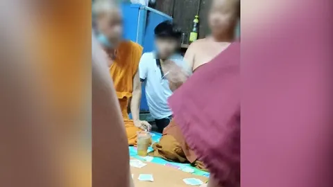 "เจ้าอาวาส" นั่งล้อมวงเล่นไพ่ ขอเวลา 5 วัน สึก-ไม่สึก เหตุหมาเพิ่งคลอด