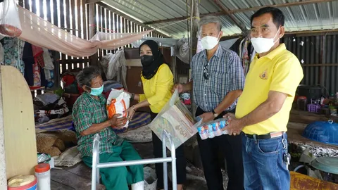 อบต.สาวชะโงกเยี่ยมยาย 64 โดนไอเข้งับขา เตือนประชาชนระวังคาดหลุดจากฟาร์ม