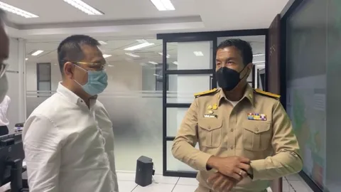 "ชัชชาติ" ยังมูฟเร็ว ฝนตกปุ๊บ พุ่งไปศูนย์ป้องกันน้ำท่วม ไลฟ์สดให้คนรีบแจ้งเบาะแส