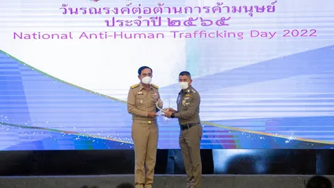 “บิ๊กโจ๊ก” โชว์ผลงานเด่น ปราบปรามค้ามนุษย์ รับรางวัลจากนายกฯ
