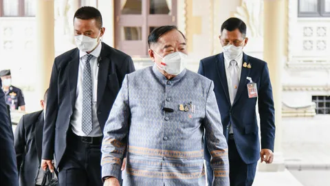 บิ๊กป้อม เมินตอบคุย บิ๊กตู่ ปมลือสมัครเข้าพปชร.-สมศักดิ์ รับน่าคิด แรมโบ้ ปูทางให้