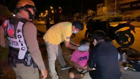 หนุ่มเมาหนักสวรรค์ล่ม จอด จยย.รอสาวที่นัด ดันวูบล้มหลับตื่นอีกทีเช้าเลย