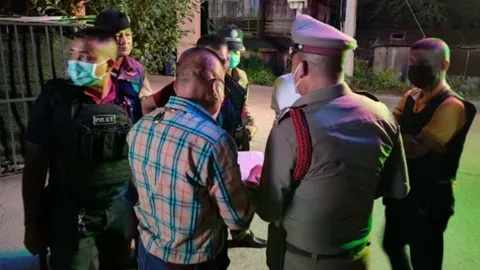 ตร.นครปฐม จับหนุ่ม 18 ยิงอริสาหัส 2 หลังเขม่นกันจนยกพวกตะลุมบอนที่บางเลน