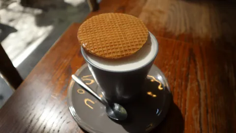 รู้จัก สวีทชิว SME ไทย ผู้ผลิตวาฟเฟิลสไตล์ดัตช์ ที่ไม่กรอบแต่เยิ้มด้วยคาราเมล