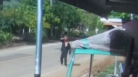 โจรโฉด ชก กระทืบตาวัย 72 ชิงลอตเตอรี่ 500 ใบ เงินอีก 7 พันบาท (คลิป)