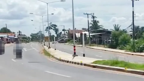 นร.สุดงง เจอ 2 โจ๋ห้าว มีดจี้โชว์เก๋า "ตบเสื้อช็อป" กลางถนนที่สุรินทร์