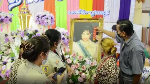 ทำพิธีเชิญอัฐิ-ดวงวิญญาณ "พุ่มพวง ดวงจันทร์" คอหวยไม่พลาด เลขเด็ดหางประทัด (คลิป)