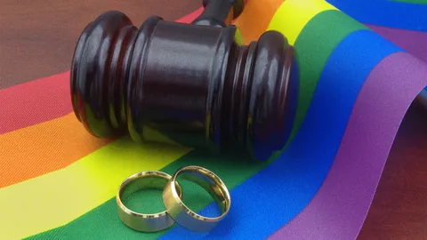 พ.ร.บ. คู่ชีวิต เทียบความต่าง สมรสเท่าเทียม เมื่อรักของ LGBTQ ยังมีข้อจำกัด