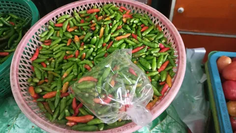 พริกขี้หนูสวนราคาพุ่ง กิโลฯ ละ 250 เท่าเนื้อหมู แม่ค้าบ่นอุบ ผักอื่นๆ ขยับตาม
