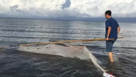 ผู้ว่าฯ ตราด เยี่ยมชุมชนร่วมลงทะเลไสเคย ดูชาวบ้านทำกะปิของดีบ้านตาหนึก (คลิป)