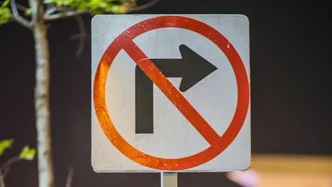 คนใช้ถนนบ่น ป้ายห้ามเลี้ยวขวามีขนาดเล็ก แถมวางอยู่บนพื้นติดดิน มองไม่เห็น