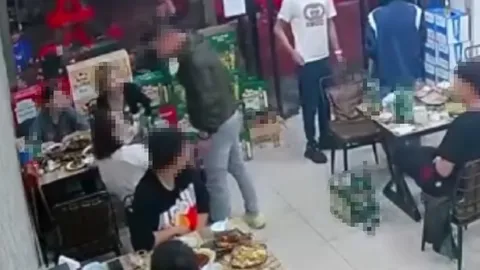 ชาวเน็ตจีนเดือด คลิปกลุ่มชายทำร้ายผู้หญิงที่ร้านอาหาร ตร.จับได้แล้ว 9 คน