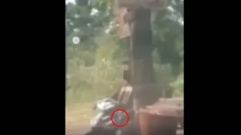 ผวา "ไอ้โรคจิต" สไลด์หนอนโชว์หน้าโรงเรียน แถมเรียก นร.ให้ดูด้วย (คลิป)