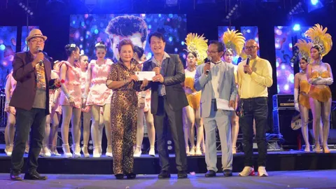 ทศพล นำทัพศิลปินและหางเครื่องนับร้อย เล่นคอนเสิร์ตงาน 30 ปีพุ่มพวง 