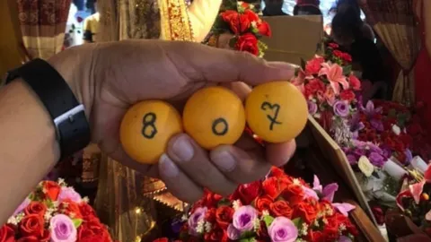 แฟนเพลงเฮ 807 "หวยไห" งานพุ่มพวง ออกสามตัวบนเต็มๆ