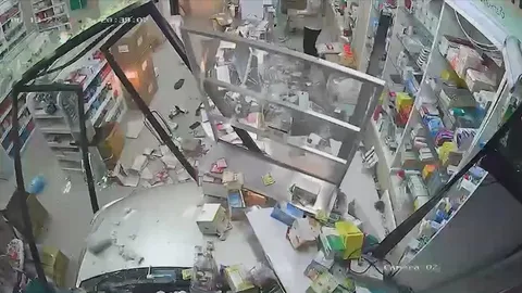 สาวจอดรถซื้อยา ใส่เกียร์เดินหน้าชนร้านพังยับ เกือบทับเจ้าของร้าน (คลิป)