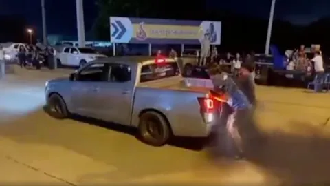 ตำรวจรู้ตัวแล้วแก๊งวัยรุ่นควันดำ ซิ่งกระบะเร่งเครื่องเบิร์นยาง