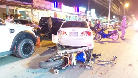 หนุ่มขี่บิ๊กไบค์อัดท้ายรถกระบะ แล้วแฉลบชนเก๋งรวม 3 คันเจ็บสาหัสที่พานทอง