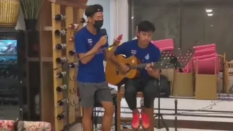 “บิว-ต้า” ลมกรด “ทีมชาติไทย” โชว์สกิลร้องเพลงดีดกีตาร์ ก่อนไป “คาซัคสถาน” (คลิป)