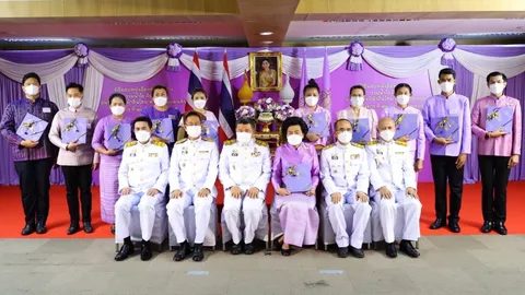 สมเด็จพระนางเจ้าฯ พระบรมราชินี พระราชทานหนังสือร้อยเรื่องราวผ้าอัตลักษณ์ 44 ผืน