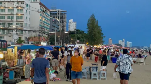 "พ่อค้าแม่ค้ายิ้ม" สตรีทฟู้ด หาดจอมเทียนคึกคัก ดึงดูด นทท.หลังพิษโควิด