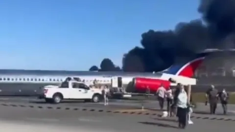 นาทีระทึก ผู้โดยสาร 126 ชีวิตหนีตาย เครื่องบินRed Air ไฟลุกที่ไมอามี (คลิป)