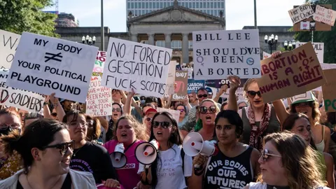 ศาลสูงสหรัฐฯ คว่ำคำตัดสินให้สิทธิสตรีทำแท้งที่มีมาเกือบ 50 ปี 