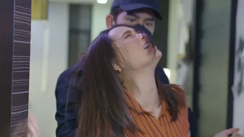 มือดีบุกพังห้อง "บี" กัดฟันสู้จนได้เลือด ใน "รักสุดท้ายยัยจอมเหวี่ยง"