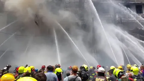 ไฟไหม้สำเพ็งเร่งควบคุมเพลิง เหตุจากหม้อแปลงไฟฟ้า แล้วลามไปติดรถกับบ้าน (คลิป)