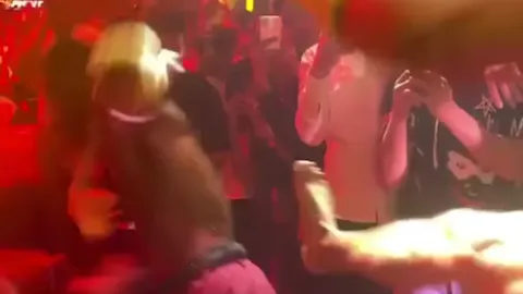 แรงสมจริง ชมคลิป “บัวขาว” โดนถีบกระเด็น ก่อนเอาคืนถึงกับปลิว