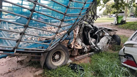 ไทรทันข้ามเกาะชนกระบะกับเก๋งที่สวนมายับกลางถนนที่ระยอง ตาย 1 สาหัส 2