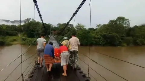 กู้ภัยไทรโยคพายาย 70 ล้มเจ็บหนักไปทางลัด ข้ามสะพานแขวน ส่ง รพ.ทันเวลา