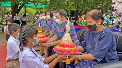 พานไหว้ครูปูนปั้น