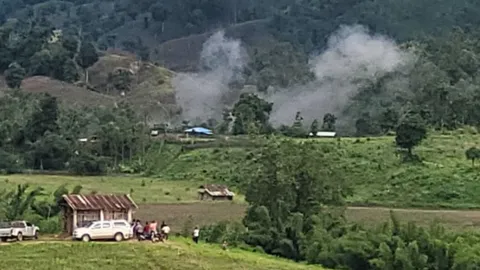 รบดุเดือด ทหารพม่าใช้เครื่องบินทิ้งบอมบ์ เปิดวงล้อมกะเหรี่ยง  (คลิป)