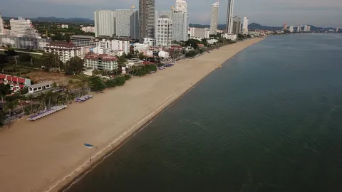 ชายหาดจอมเทียน สะอาดตาคนน้อยลง หลังจัดระเบียบไม่มีพ่อค้าแม่ค้ามาขายของ (คลิป)