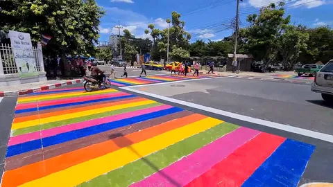 นี่ "ทางม้าลาย" เอง สีสันสุดแปลก คนแห่ถ่ายรูปโพสต์ลงโซเชียล