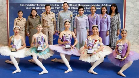 อิทธิพล คุณปลื้ม มอบรางวัลให้เด็กเก่งชนะการแข่งเต้นนานชาติ